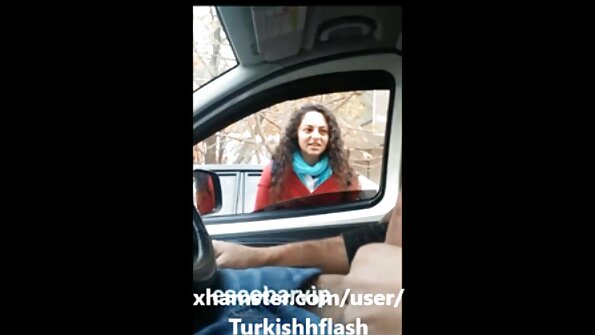 Gadis Asia berambut gelap menghisap dua pecker besar