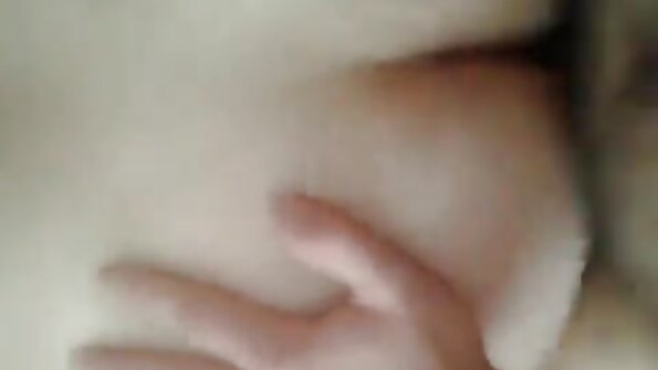 MILF Latina yang cantik digerudi di luar rumah oleh orang asing yang teruja