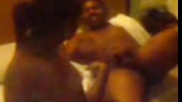Lelaki besar sedang meniduri beberapa perempuan jalang seksi dalam video pesta seks panas