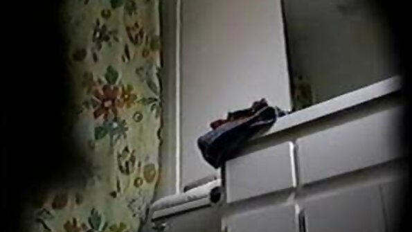 Berambut perang dengan kaki panjang mempunyai beberapa keseronokan dalam bertiga di kedai
