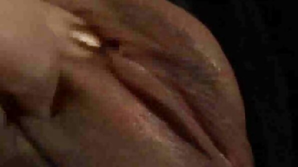 Keriting wanita matang sedang fucked dengan satu stud yang kuat